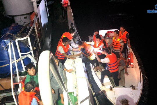 [VIDEO] - Tàu 467 Quân chủng Hải quân tiếp cận và đón ngư dân Núi Thành bị nạn