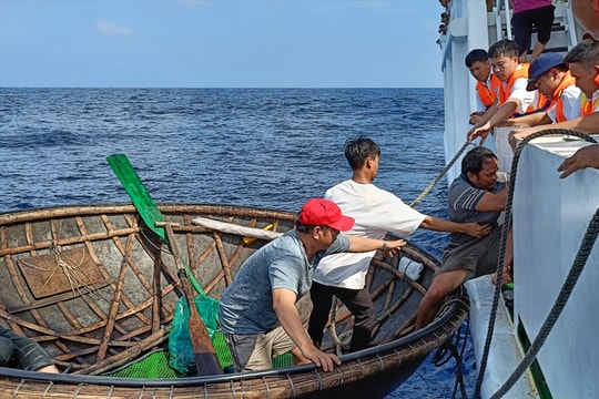 Ngư dân được tàu Hải quân tiếp nhận hiện sức khỏe ổn định