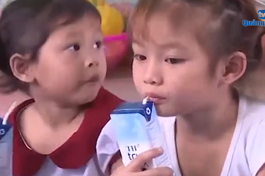 [VIDEO] - Trẻ em miền núi Quảng Nam tiếp tục được hưởng chương trình sữa học đường