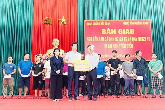 Chia sẻ thiệt hại với người dân làng biển