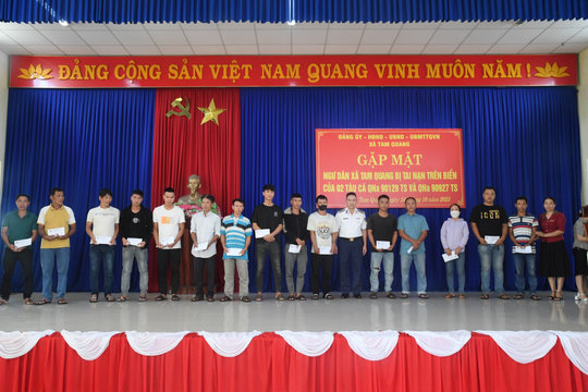 Hải đoàn 21 thăm hỏi, hỗ trợ cho ngư dân bị chìm tàu ở Trường Sa