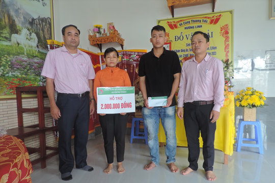 Thăm hỏi, hỗ trợ gia đình ngư dân Núi Thành bị nạn trong vụ chìm tàu