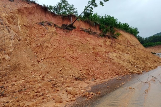 Bắc Trà My: Xuất hiện nhiều điểm sạt lở, xã Trà Ka mất điện cục bộ