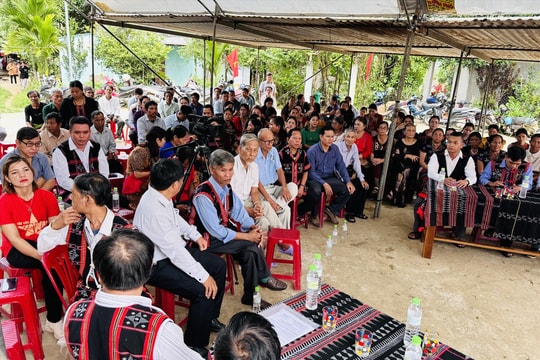 Đồng bào Cơ Tu vui hội kết đoàn