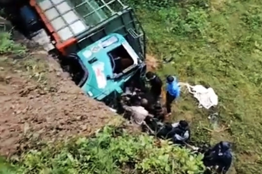 Xe tải lao xuống vực, người dân nhanh tay cứu tài xế khỏi hiện trường