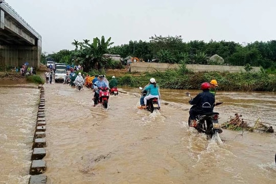 Vùng cao lũ dâng, nhiều nơi xuất hiện sạt lở đất