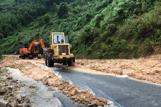 Quốc lộ 40B qua khu vực thủy điện Sông Tranh 2 vừa thông tuyến lại bị tắc nghẽn do sạt lở núi