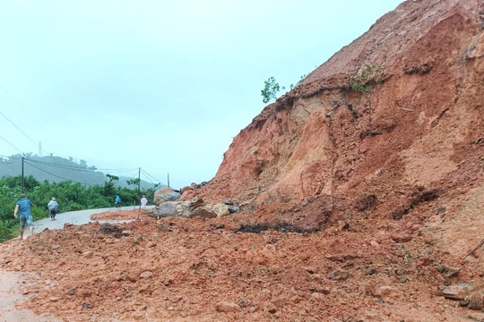 Nhiều tuyến đường bị chia cắt do ngập sâu, sạt lở taluy