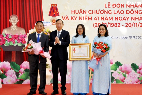 Trường Tiểu học Phù Đổng và Trường Mầm non 19-5 đón nhận Huân chương Lao động hạng Nhất