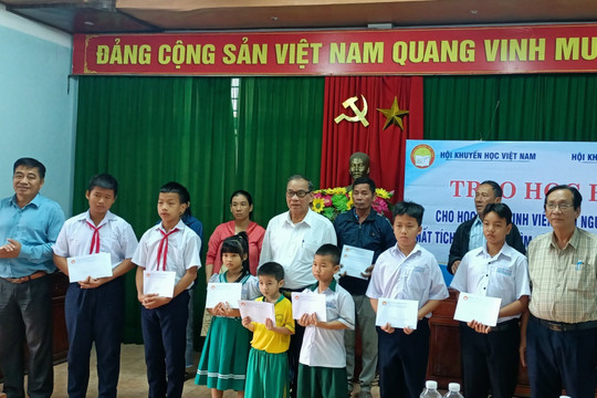 Trao 45 triệu đồng học bổng cho con em ngư dân Núi Thành trong vụ chìm tàu