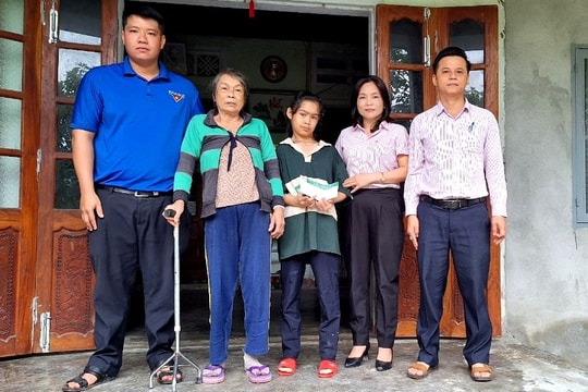 Ngân hàng chính sách xã hội Quế Sơn thăm, tặng quà trẻ em gái có hoàn cảnh khó khăn