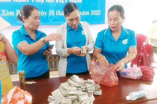 Phong trào nuôi heo đất giúp nhau của Phụ nữ Điện Hòa