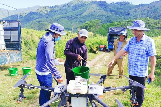 Phun thuốc, bón phân bằng máy bay không người lái