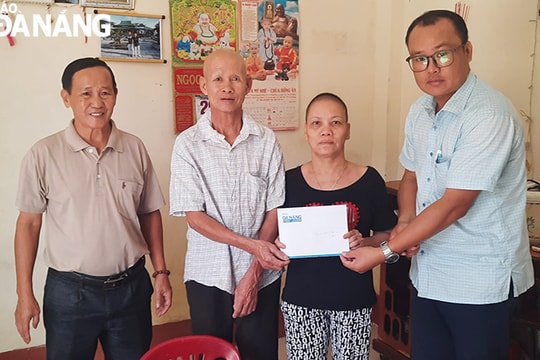 Trao tiền của bạn đọc đến 2 hoàn cảnh nghèo mắc bệnh