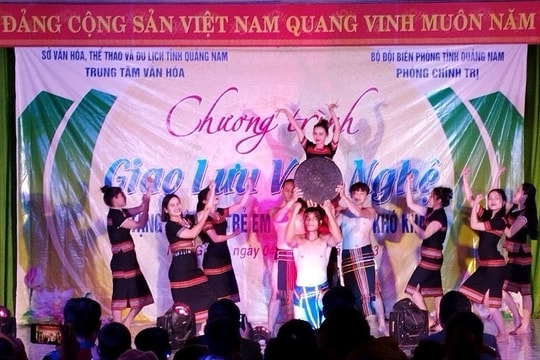 Biểu diễn văn nghệ phục vụ cán bộ, chiến sĩ và nhân dân khu vực biên giới Nam Giang