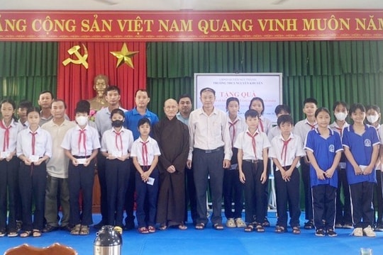 Trao sổ tiết kiệm và thẻ bảo hiểm y tế cho học sinh khó khăn ở Núi Thành