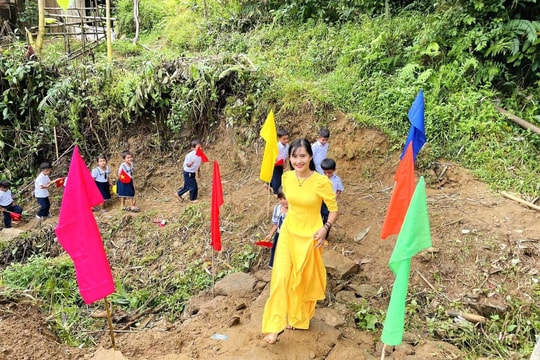 Cô giáo Trà Thị Thu nhận giải thưởng Tình nguyện quốc gia năm 2023