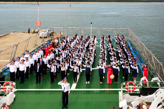 Hơn 800 học sinh, giáo viên thăm, giao lưu tìm hiểu truyền thống lực lượng Cảnh sát biển