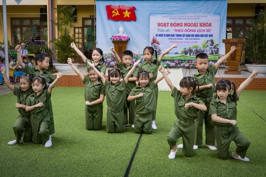 Trường học tổ chức sinh hoạt ngoại khóa "Theo dòng lịch sử"