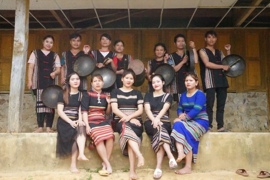 Đội cồng chiêng tóc dài Xê Đăng