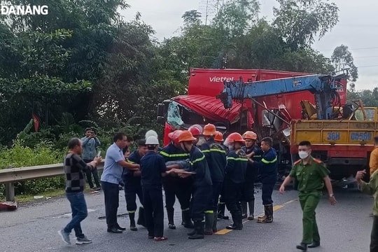 Kịp thời cứu tài xế bị mắc kẹt trong cabin xe bị biến dạng sau vụ tai nạn giao thông