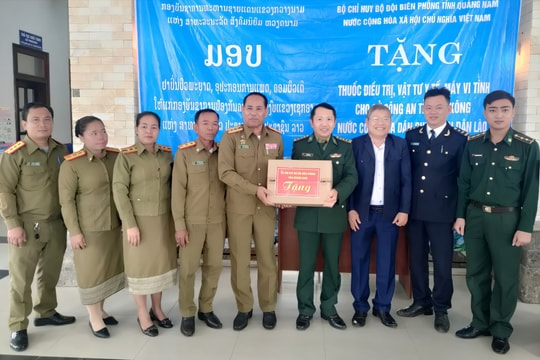 Tặng vật tư y tế, máy tính cho Công an tỉnh Sê Kông