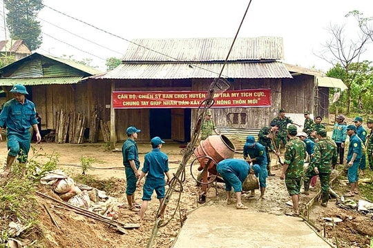 Ban CHQS huyện Nam Trà My giúp dân làm đường bê tông nông thôn tại xã Trà Vân