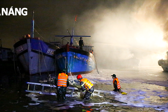 Bộ đội Biên phòng kịp thời dập tắt cháy tàu cá trong đêm