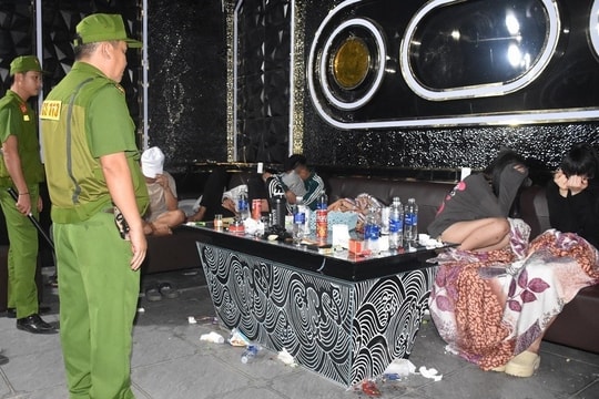 Phát hiện 11 thanh niên sử dụng ma túy tại phòng karaoke ở phường An Sơn