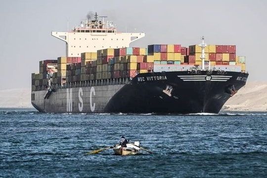 Giá cước vận chuyển qua Biển Đỏ tăng mạnh