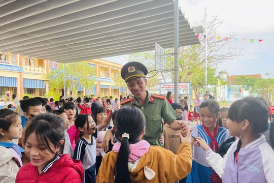 Công an Tam Kỳ tuyên truyền pháp luật cho học sinh dịp cận Tết Nguyên đán