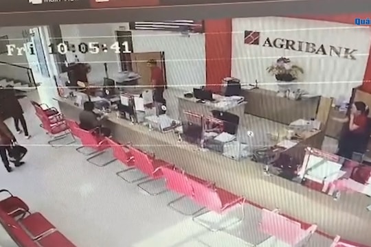 [VIDEO] - Truy bắt 2 đối tượng manh động cướp ngân hàng