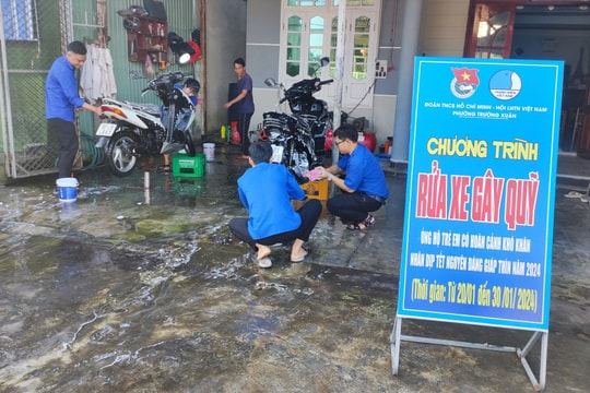 Thanh niên Trường Xuân rửa xe gây quỹ giúp đỡ trẻ em nghèo khó