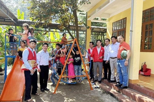 Tặng khu vui chơi cho thiếu nhi xã vùng cao Kà Dăng