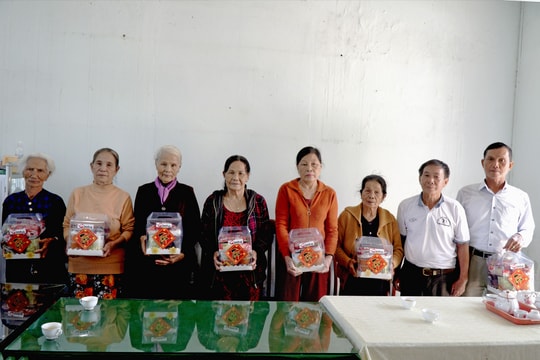 Trao tặng 19 suất quà cho hội viên cựu tù yêu nước ở phường Trường Xuân