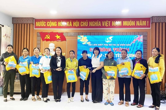 Hội LHPN Điện Bàn trao nhiều phần quà tết cho hoàn cảnh khó khăn