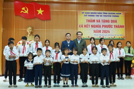 Sở Thông tin và truyền thông thăm, tặng quà tại xã kết nghĩa Phước Thành