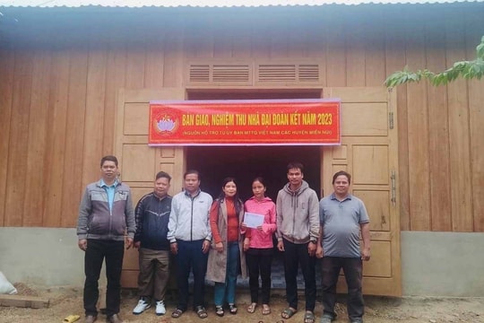 Đông Giang trao 2 nhà đại đoàn kết cho hộ nghèo xã Zà Hung