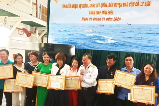 Trao tặng hơn 2,6 tỷ đồng cho quân dân 2 huyện đảo Cồn Cỏ và Lý Sơn