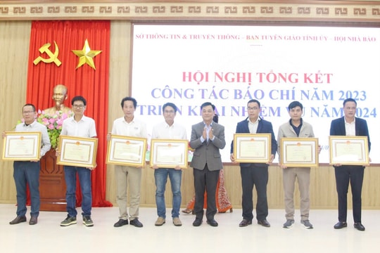 Chủ tịch UBND tỉnh tặng Bằng khen 9 tập thể, 20 cá nhân có thành tích xuất sắc trong công tác báo chí