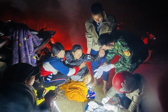 Bác sĩ quân y đỡ đẻ an toàn cho một sản phụ Cơ Tu