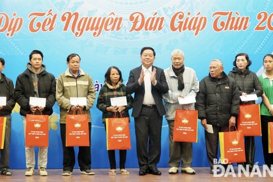 Trưởng ban Tuyên giáo Trung ương Nguyễn Trọng Nghĩa thăm, tặng quà Tết tại Đà Nẵng