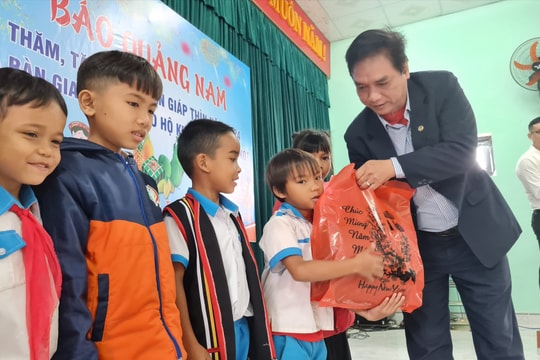 Báo Quảng Nam thăm, tặng quà tết hộ nghèo và trẻ em xã kết nghĩa Trà Kót