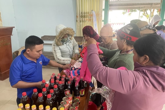 Tuổi trẻ Tam Kỳ tặng nhiều phần quà cho người dân xã La Êê