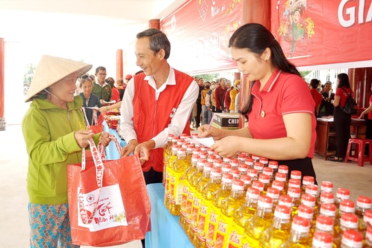 "Chợ tết nhân ái" đến với người dân vùng cao Phước Gia