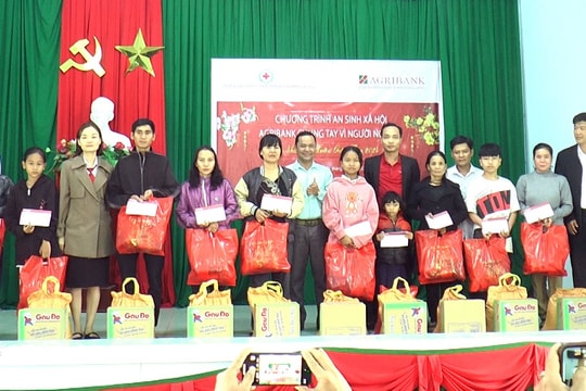 Agribank chi nhánh Nam Giang hỗ trợ 50 suất quà tết cho hộ nghèo xã Tà Pơơ