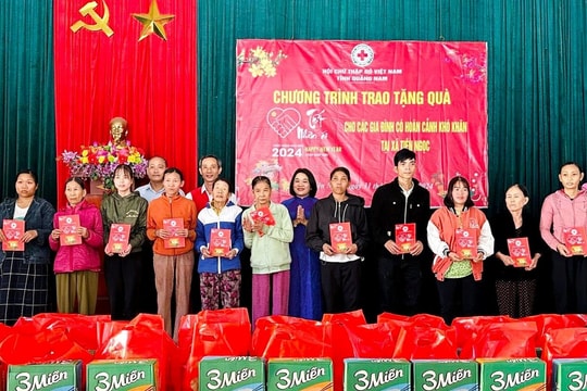 Hội Chữ thập đỏ Quảng Nam tặng quà người dân xã Tiên Ngọc