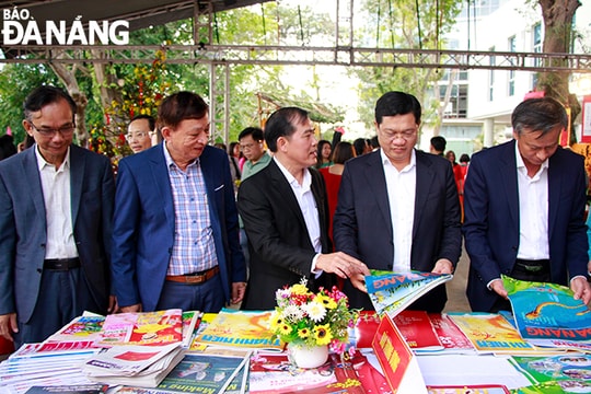 Trưng bày hơn 300 ấn phẩm Xuân tại Hội Báo Xuân Giáp Thìn 2024