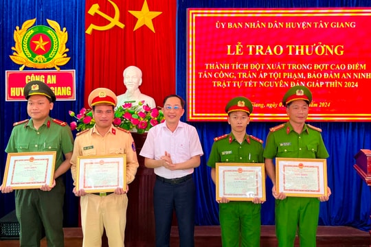 Tây Giang trao thưởng đột xuất cho các cá nhân có thành tích xuất sắc trong đợt cao điểm tấn công trấn áp tội phạm