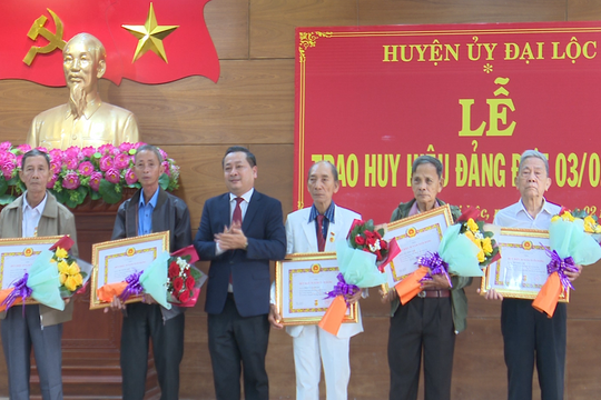 Đại Lộc trao tặng Huy hiệu Đảng cho 52 đảng viên
